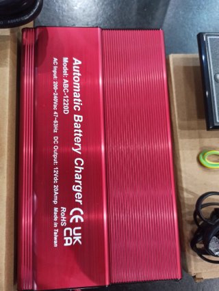 Convertidor 2000W y Cargador Batería 12V 20A