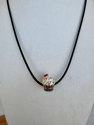Collar de Cordón Negro con Charm de Cupcake