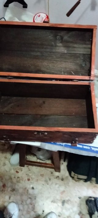 Antiguo baúl de madera con detalles metálicos