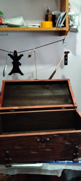 Antiguo baúl de madera con detalles metálicos