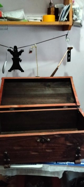 Antiguo baúl de madera con detalles metálicos