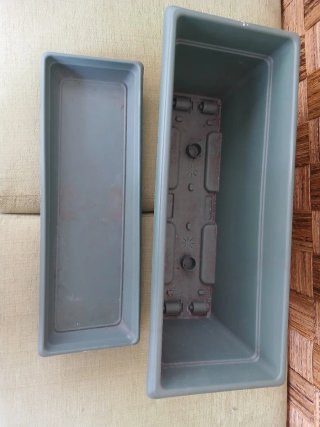 Jardinera rectangular verde con plato