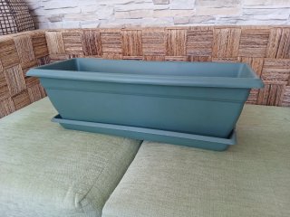 Jardinera rectangular verde con plato