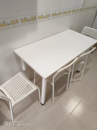 Mesa de cocina blanca