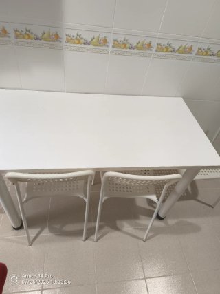Mesa de cocina blanca