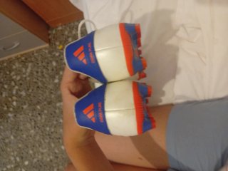 Zapatos de fútbol Adidas blancos y azules