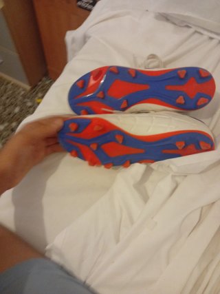 Zapatos de fútbol Adidas blancos y azules