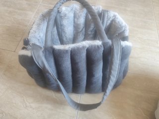 Bolso para mascotas gris y cama