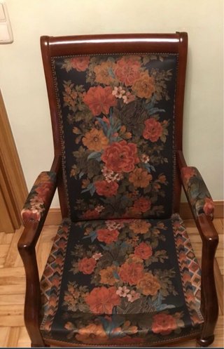 Mesa Velador auxiliar redonda y sillón floral