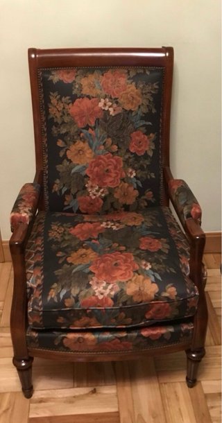 Mesa Velador auxiliar redonda y sillón floral
