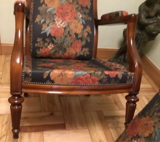 Mesa Velador auxiliar redonda y sillón floral