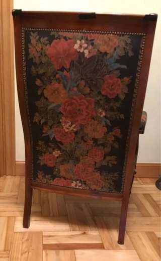 Mesa Velador auxiliar redonda y sillón floral