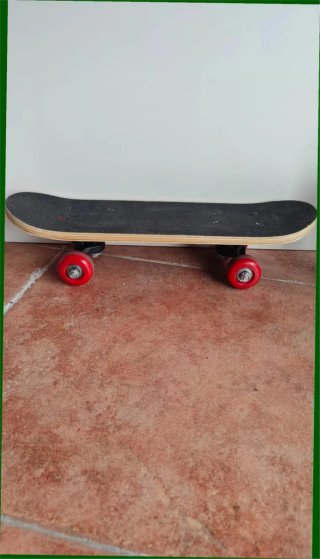 Monopatín con diseño de skater