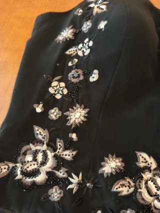 Traje con bordado floral+falda+chal con flecos T48