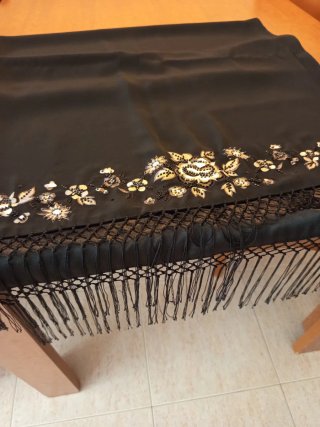Traje con bordado floral+falda+chal con flecos T48