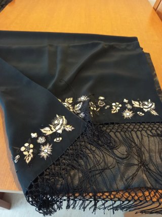 Traje con bordado floral+falda+chal con flecos T48