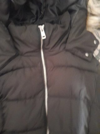 Chaqueta negra con capucha y pelo