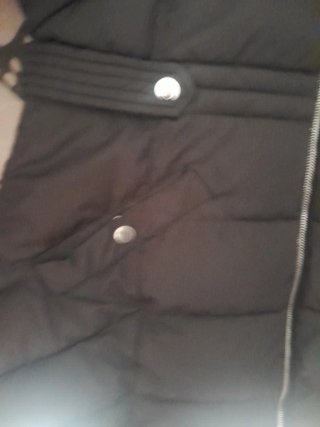 Chaqueta negra con capucha y pelo