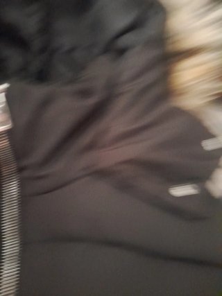 Chaqueta negra con capucha y pelo