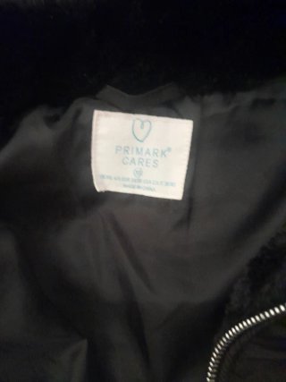 Chaqueta negra con capucha y pelo