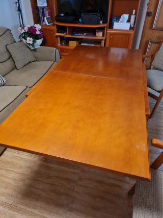 Mesa de comedor y 4 sillones