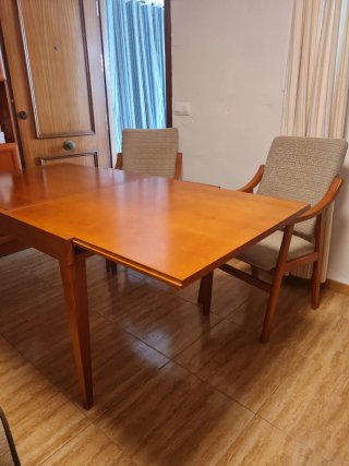 Mesa de comedor y 4 sillones