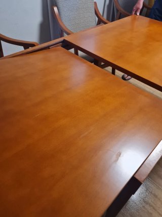 Mesa de comedor y 4 sillones