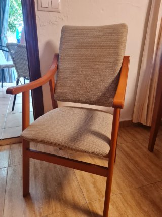 Mesa de comedor y 4 sillones