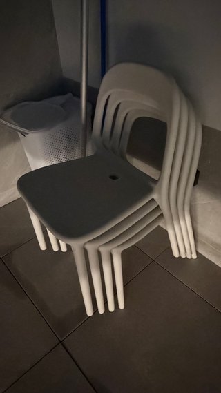 4 sillas blancas de exterior/interior