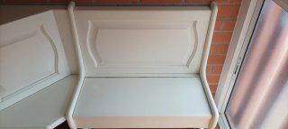 Banco esquinero de madera de pino lacado en blanco