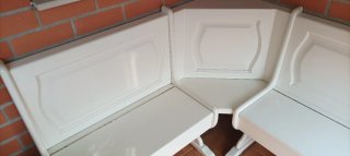 Banco esquinero de madera de pino lacado en blanco