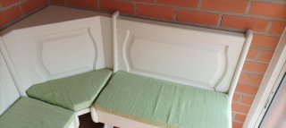 Banco esquinero de madera de pino lacado en blanco