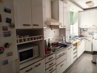 Muebles de cocina blancos y marrones