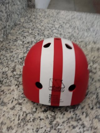 Casco infantil patinete rojo y blanco