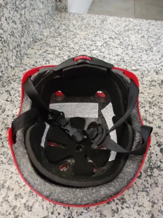 Casco infantil patinete rojo y blanco