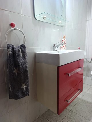 Mueble de baño rojo y blanco