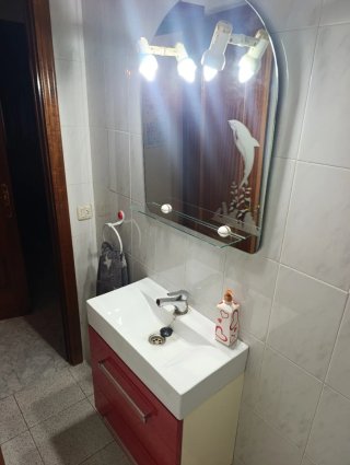 Mueble de baño rojo y blanco