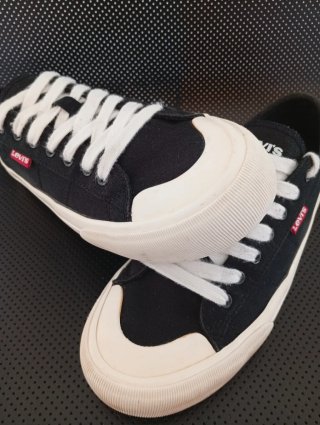 Zapatillas Levi's Negras y Blancas