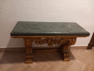 Mesita de entrada madera repujada mármol
