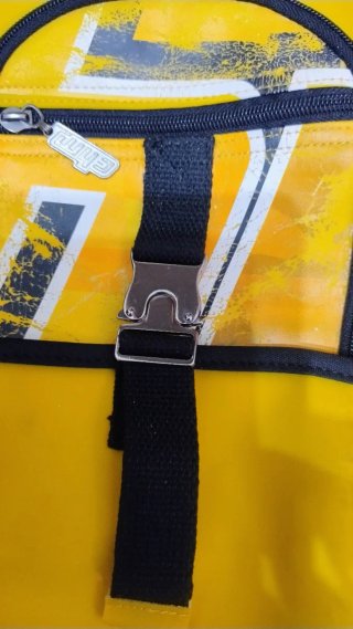 Mochila multiuso amarilla y negra