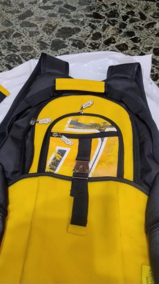 Mochila multiuso amarilla y negra