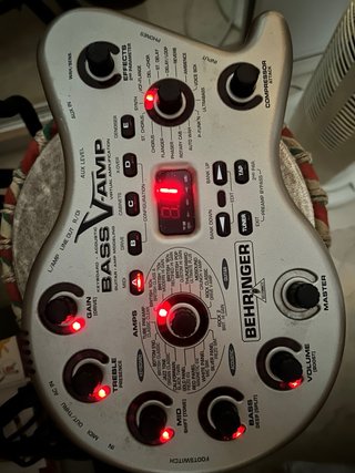 Behringer Bass V-AMP + Footswitch + Fuente