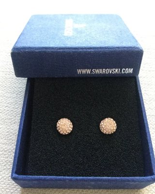 Pendientes Swarovski color rosado en su cajita.