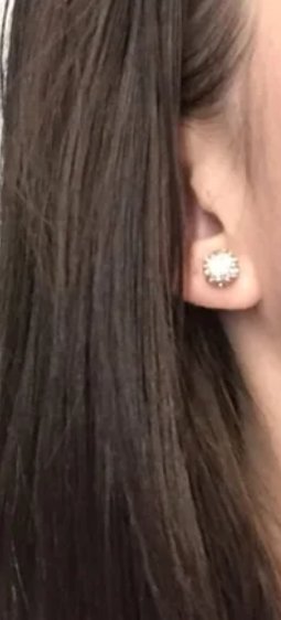 Pendientes Swarovski color rosado en su cajita.