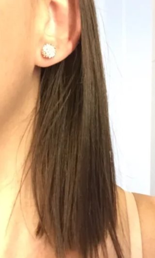 Pendientes Swarovski color rosado en su cajita.
