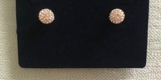 Pendientes Swarovski color rosado en su cajita.