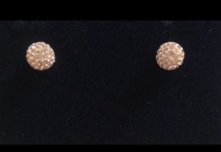 Pendientes Swarovski color rosado en su cajita.