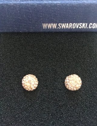 Pendientes Swarovski color rosado en su cajita.
