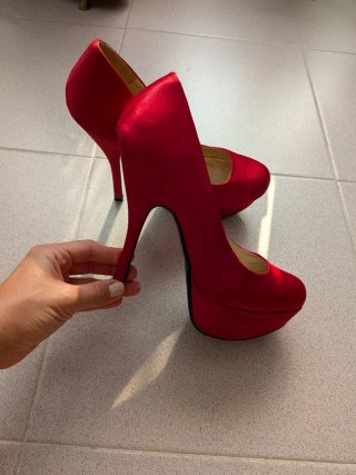 Tacones rojos elegantes