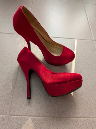 Tacones rojos elegantes